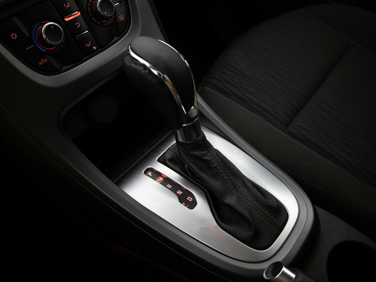 Opel Astra GTC J Рестайлинг, 2012 Фото №8