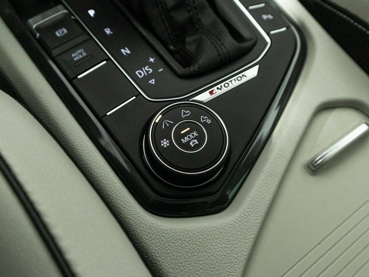 Volkswagen Tiguan, 2018 Фото №18