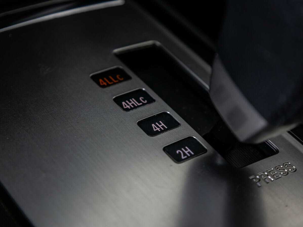 Mitsubishi Pajero, 2015 Фото №16