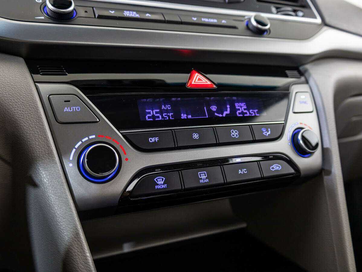 Hyundai Elantra, 2018 Фото №14